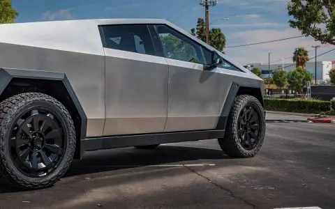 Tesla Cybertruck with 24-Inch UP Forged CYBRNOVA in Satin Black
