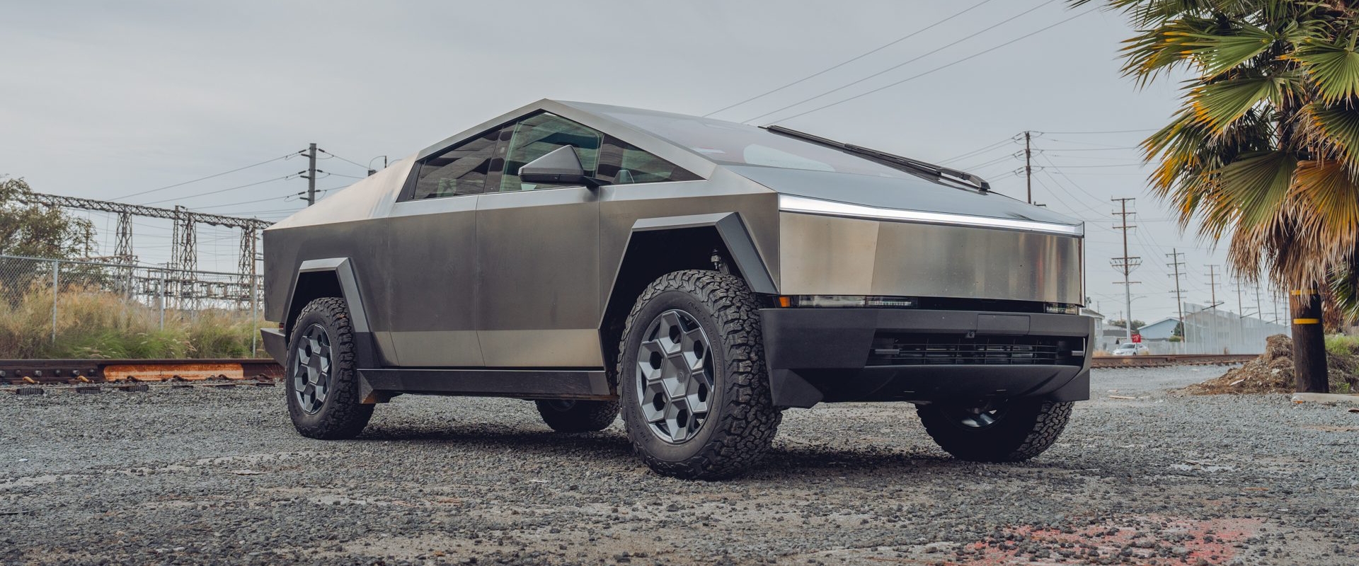 Tesla Cybertruck – UP CYBRHEX Wheels in Satin Titanium