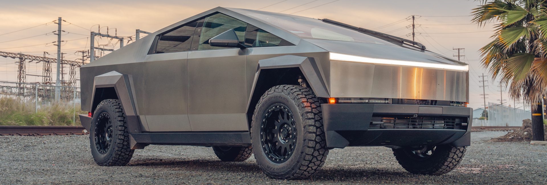 Tesla Cybertruck – UP Carbon Fiber Fenders Flares And UP-03 Beadlock Wheels