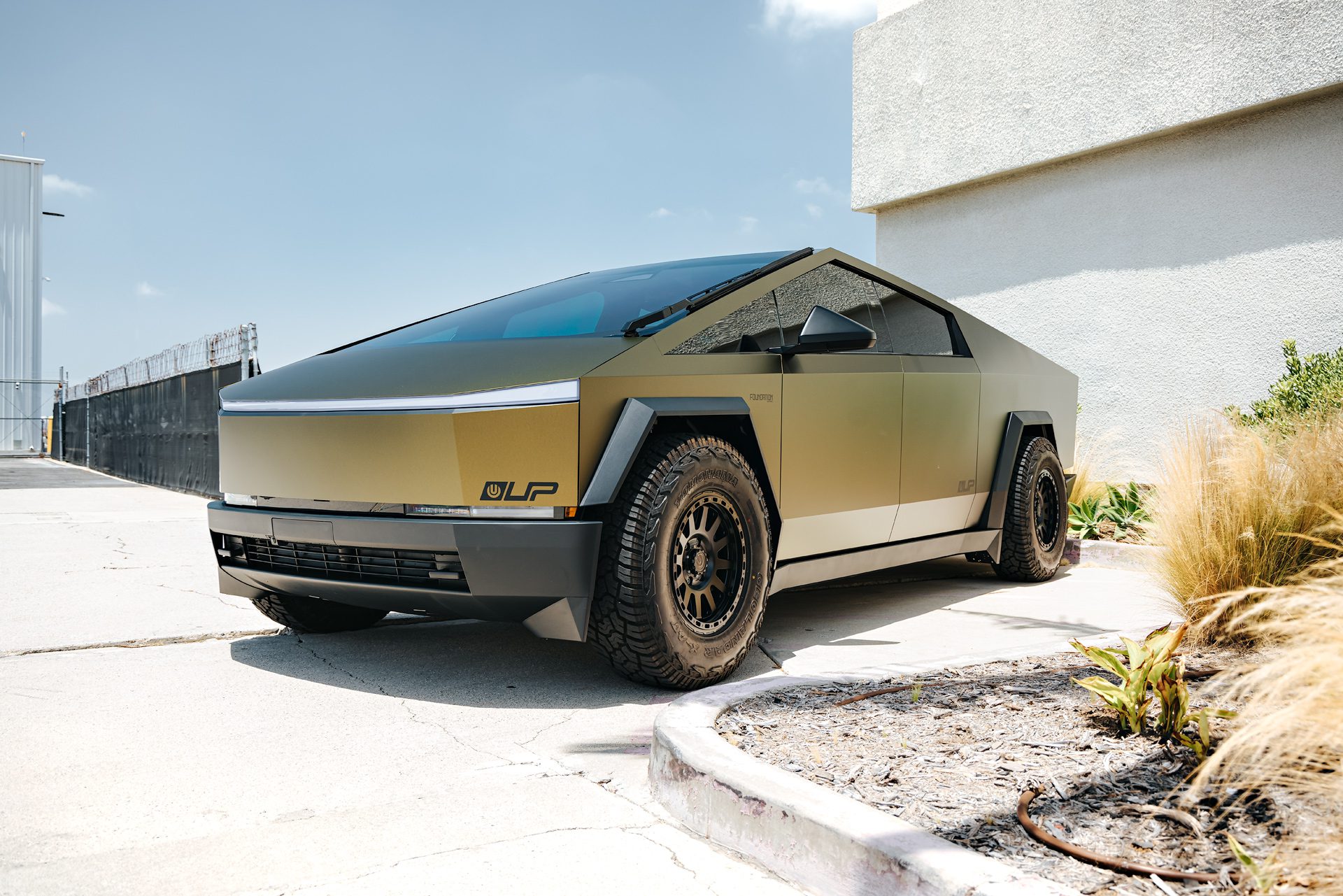 Matte Gold Eclipse Tesla Cyberbeast – UP-03 Beadlock Forged Wheels In Satin Black
